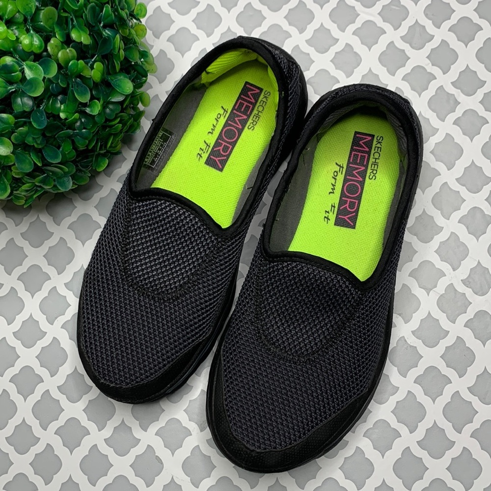 SKECHERS Memory Form Fit Sneaker Size 6